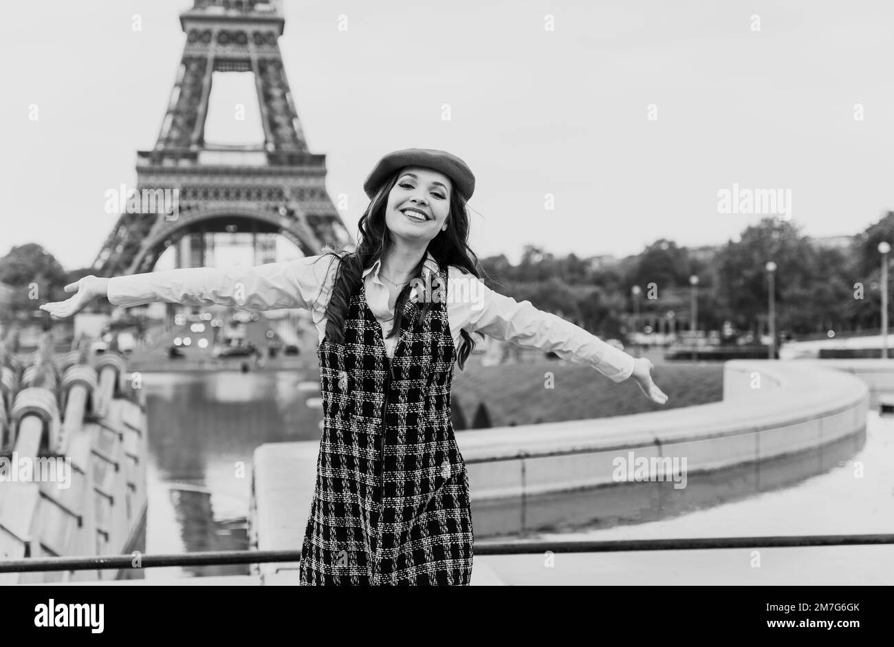 Wunderschöne junge Frau, die paris und den eiffelturm besucht. Pariser Mädchen mit rotem Hut und modischer Kleidung, die Spaß im Stadtzentrum und im Landma hat Stockfoto