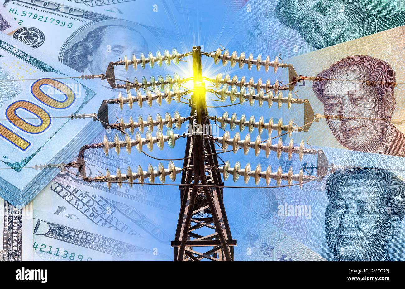 Amerikanische Dollar- und chinesische Yuan-Banknoten im Hintergrund einer Hochspannungsleitung. Stromgebührenkonzept Stockfoto