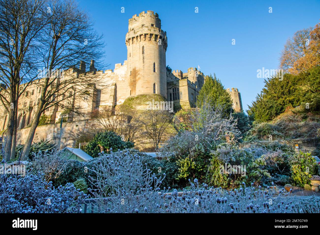 Warwick Castle, von den Mill Gardens ein privater Garten, der der Öffentlichkeit am Fuße der Mill Street Warwick im Besitz der Familie Measures zugänglich ist Stockfoto