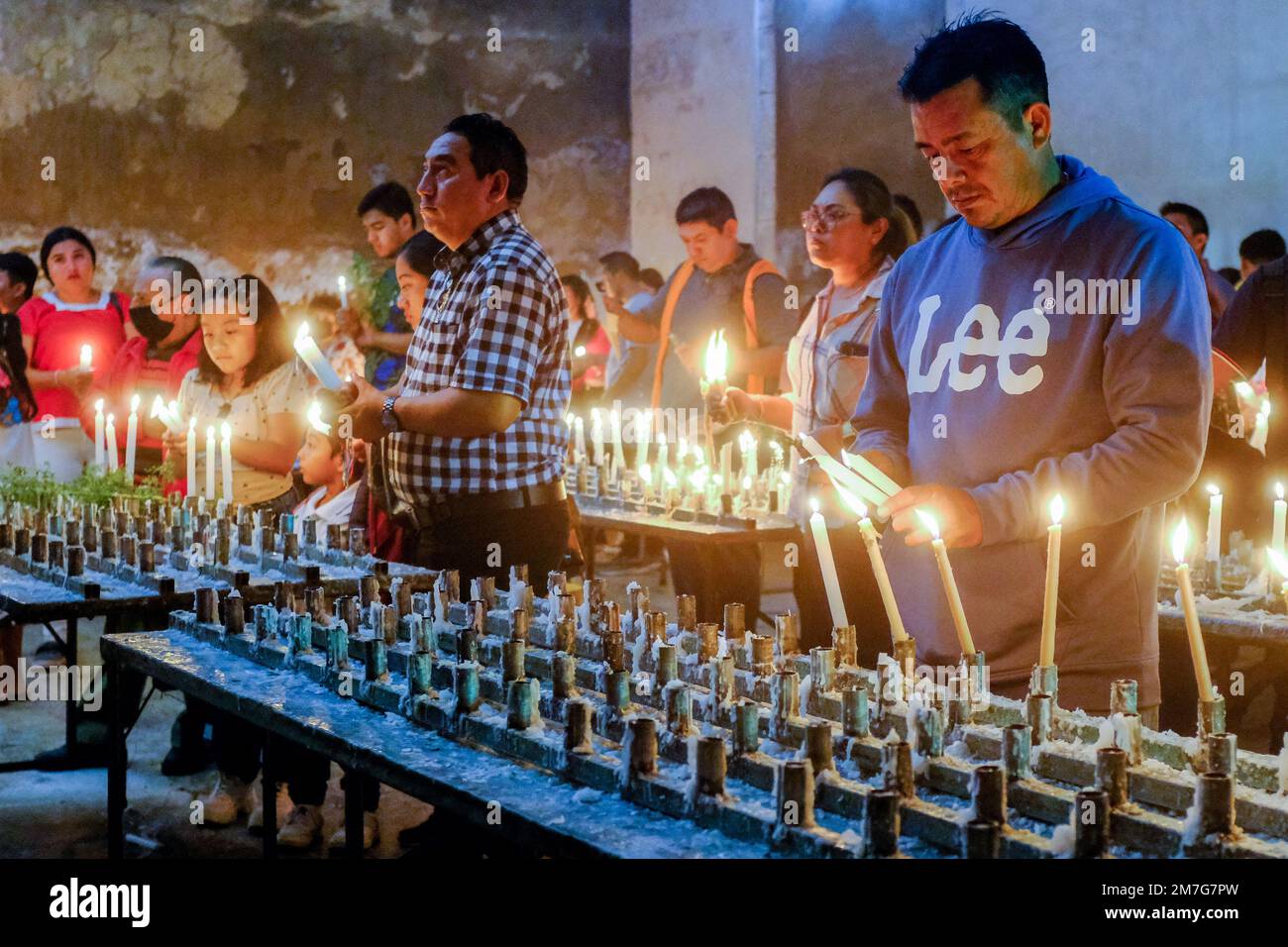 Christliche Anhänger beten während der Feierlichkeiten zum 3. Königstag in der Kirche, Tizimin Yucatan Mexiko Stockfoto