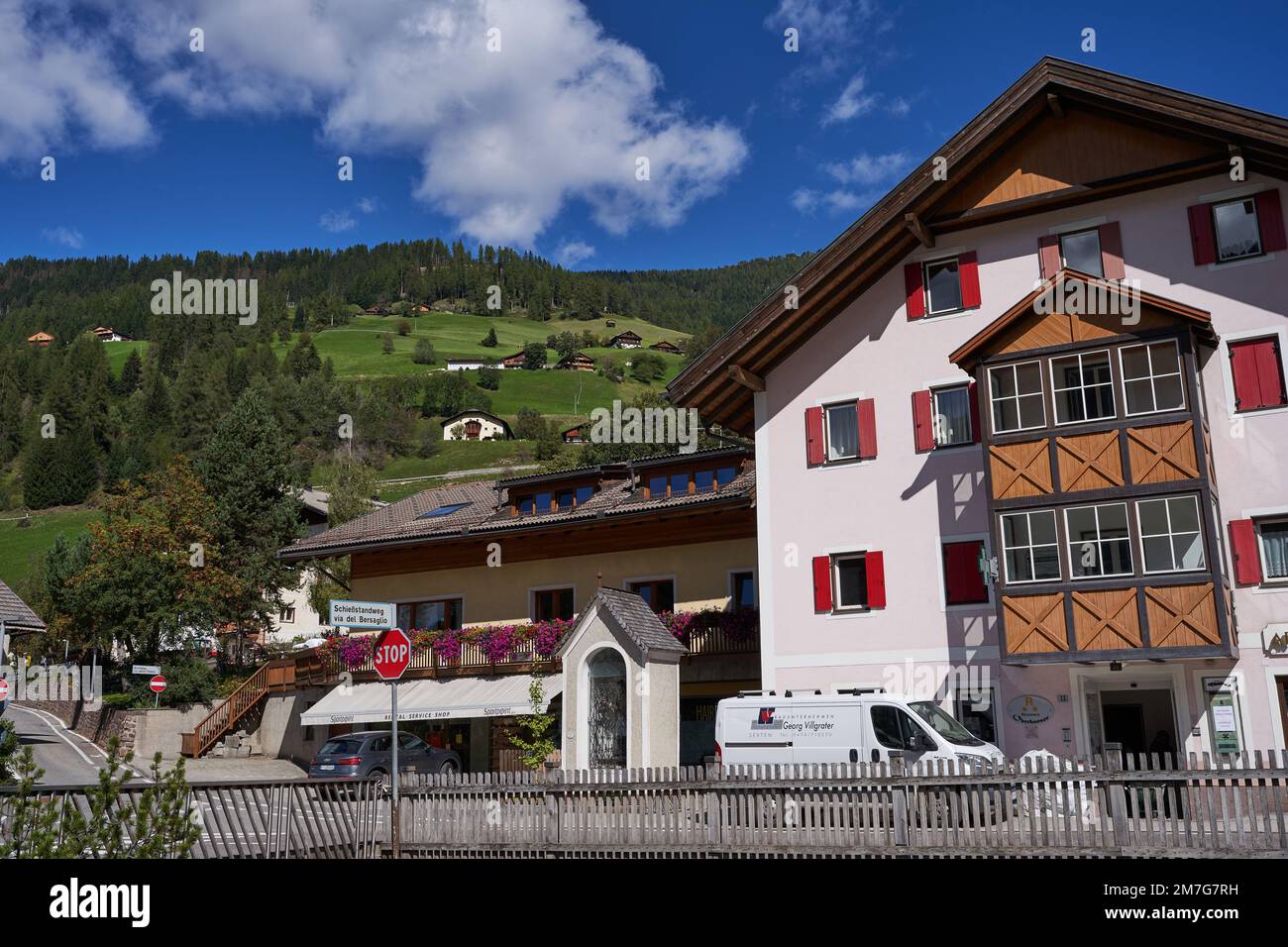 Sesto-Sexten, Italien - 19. September 2022 - das charmante Dorf Sexten/Sesto liegt eingebettet in die beeindruckende Bergwelt der Sexten Dolomiten Stockfoto