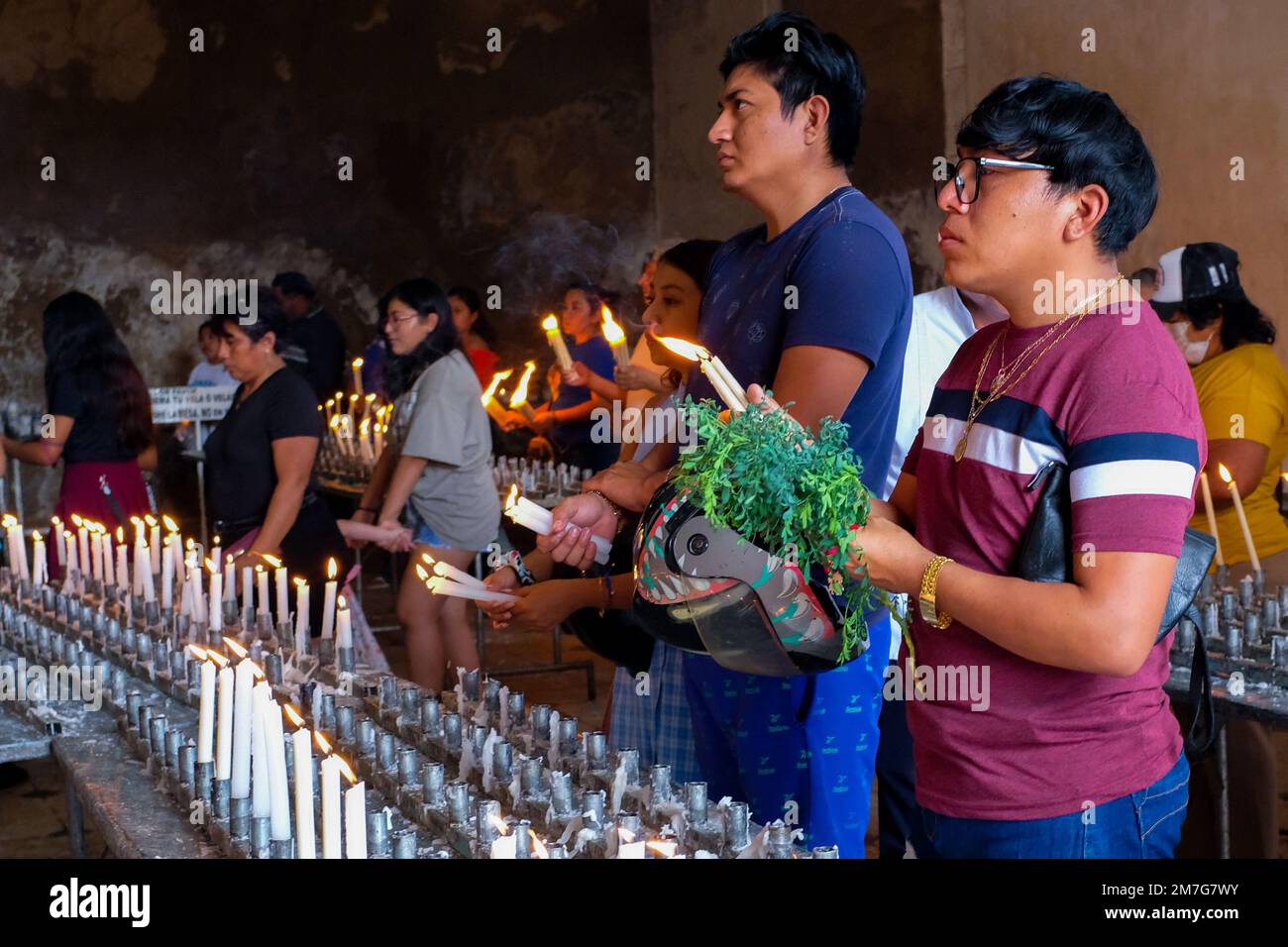 Christliche Anhänger beten während der Feierlichkeiten zum 3. Königstag in der Kirche, Tizimin Yucatan Mexiko Stockfoto