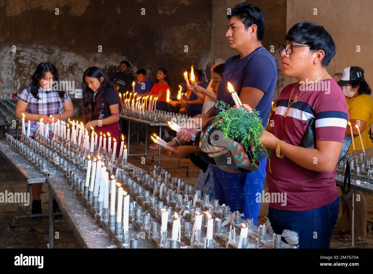 Mexikanische Kirchgänger beten während der Feierlichkeiten zum 3. Königstag in der Kirche, Tizimin Yucatan Mexico Stockfoto