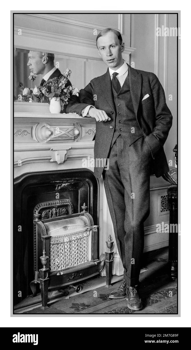 PROKOFJEW Russischer Komponist Sergei Prokofjew (1891-1953) Datum um 1918 Informelles Porträt in voller Länge, das am Kamin in seinem Haus posiert Stockfoto