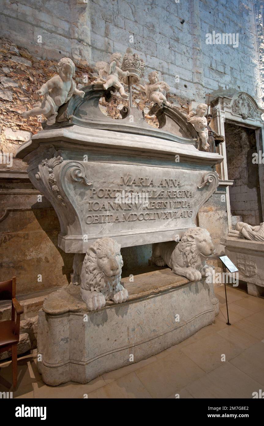 Grab der Quenn Maria Ana von Österreich (18. Jahrhundert), Archäologisches Museum von Carmo, ehemaliges Kloster von Carmo (Convento do Carmo), Lissabon, Portugal Stockfoto