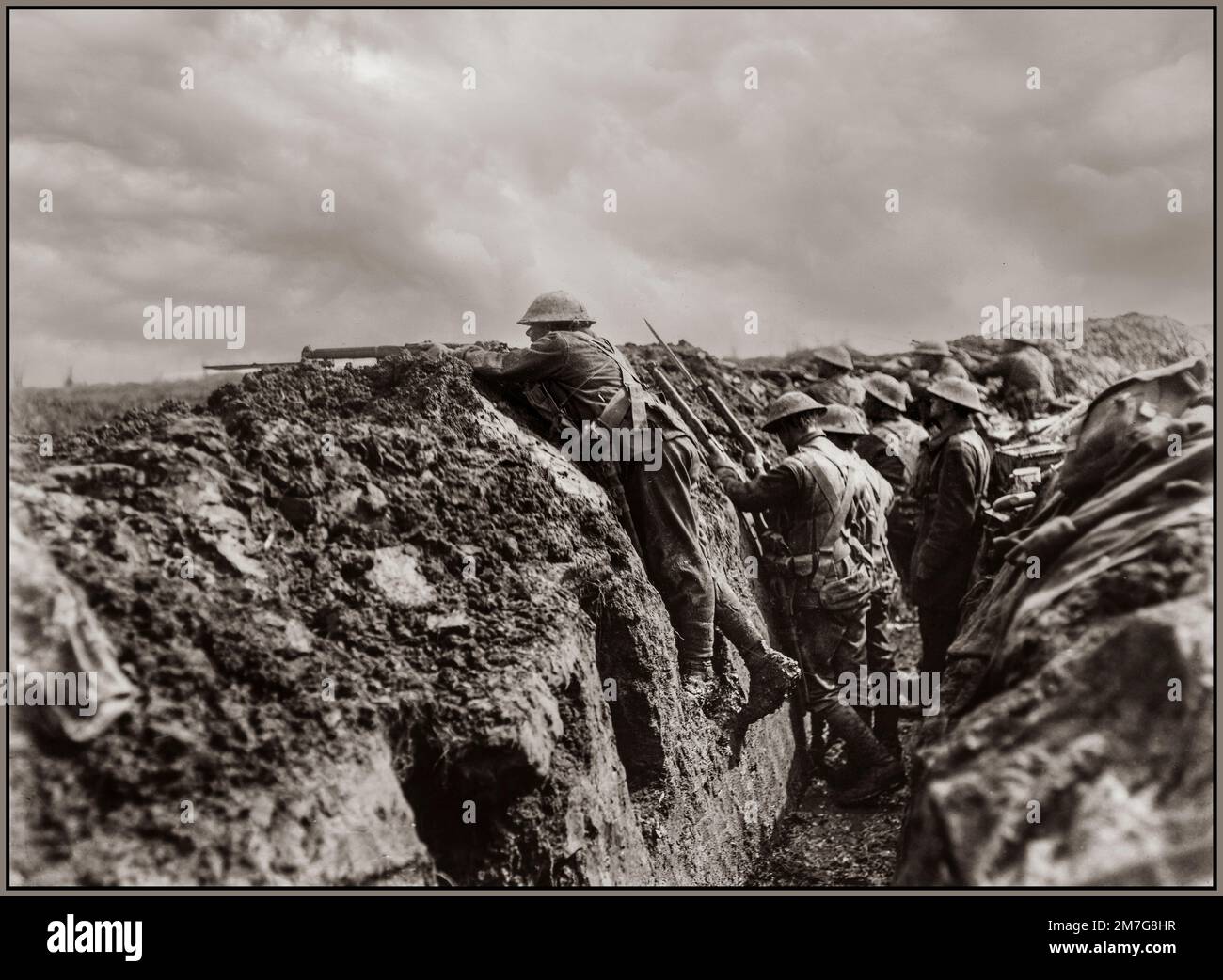 WW1 Schlacht der Sommeschützengräben mit neuseeländischen Soldaten an der Front der Somme, La Signy Farm, Frankreich 15. September 1916 Neuseeländische Infanterie trat in die Schlacht an der Somme ein. Die neuseeländische Division unterstützte an diesem Tag einen großen Angriff. Der erwartete Durchbruch wurde nicht erreicht und ein Drittel der Kämpfer in der Schlacht wurde Opfer – ein typischer tragischer Tribut an der Somme. Frankreich Stockfoto