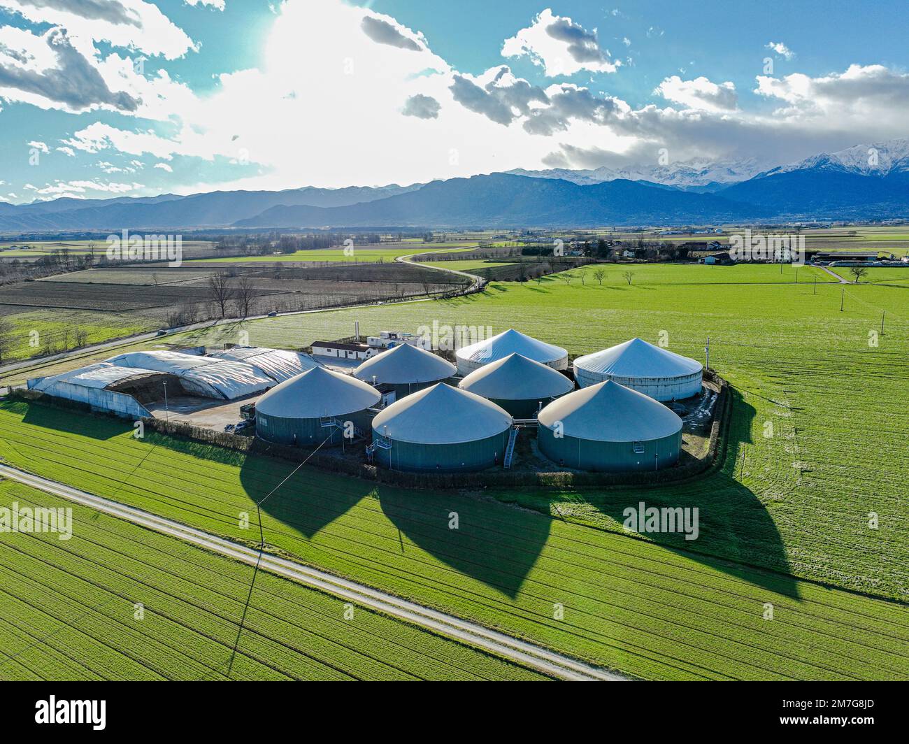 Eine moderne Biogasanlage in der Provinz Cuneo in Piemont. Cardè, Italien - Januar 2023 Stockfoto