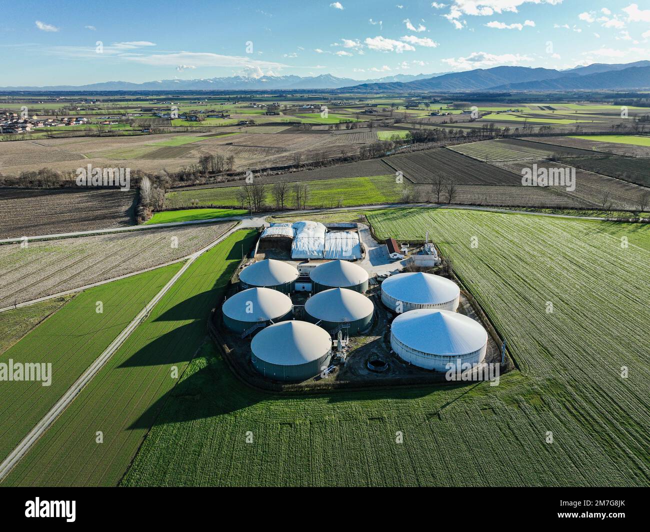 Eine moderne Biogasanlage in der Provinz Cuneo in Piemont. Cardè, Italien - Januar 2023 Stockfoto