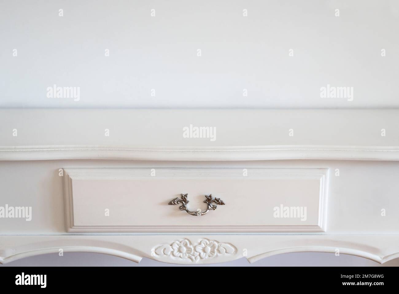 Klassische Konsole in edlem Weiß an weißer Wand Stockfoto