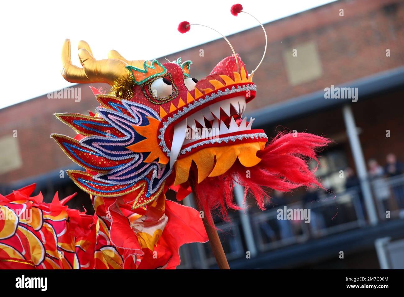 Chinesischer Drache während der chinesischen Neujahrsfeier in Portsmouth, Hampshire, Großbritannien. Stockfoto
