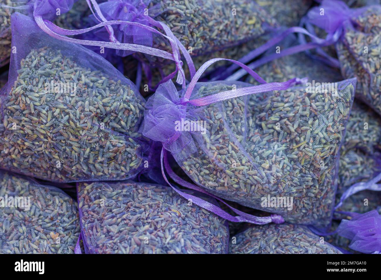 Einige Beutel mit getrockneten Lavendelblüten als Raumduft an einem Verkaufsstand Stockfoto