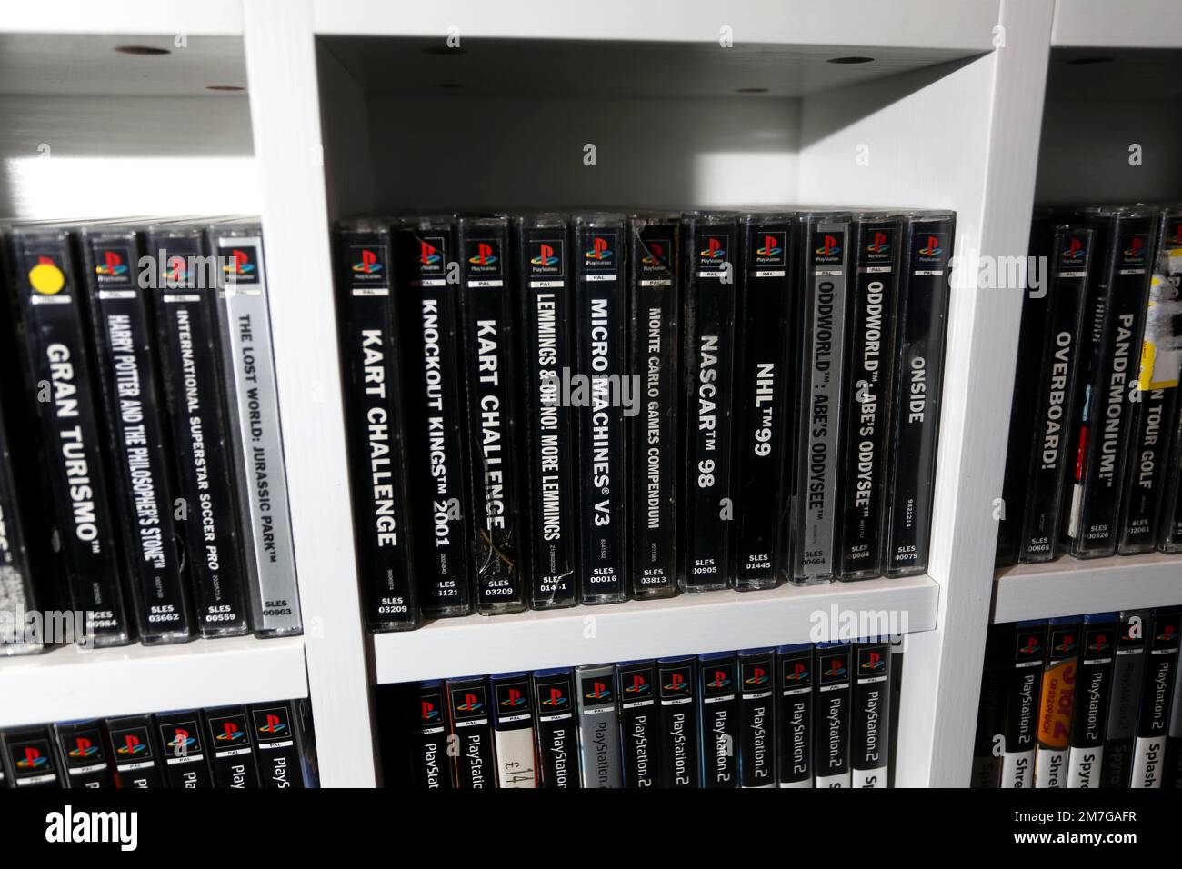 Eine riesige Bibliothek alter PlayStation -Spiele in Havant, Hampshire, Großbritannien. Stockfoto