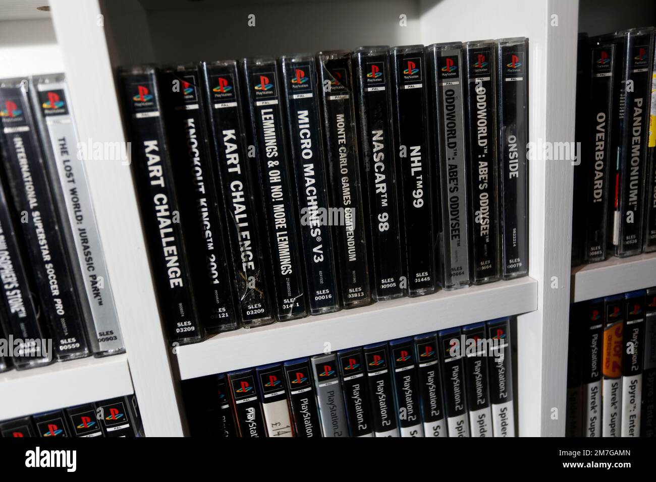 Eine riesige Bibliothek alter PlayStation -Spiele in Havant, Hampshire, Großbritannien. Stockfoto