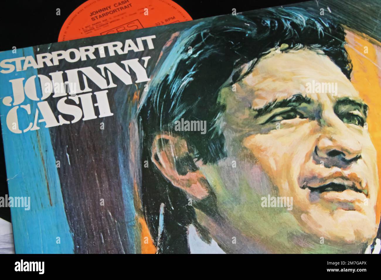 Viersen, Deutschland - November 9. 2022: Nahaufnahme des isolierten Schallplattenalbums von Sänger Johnny Cash Stockfoto