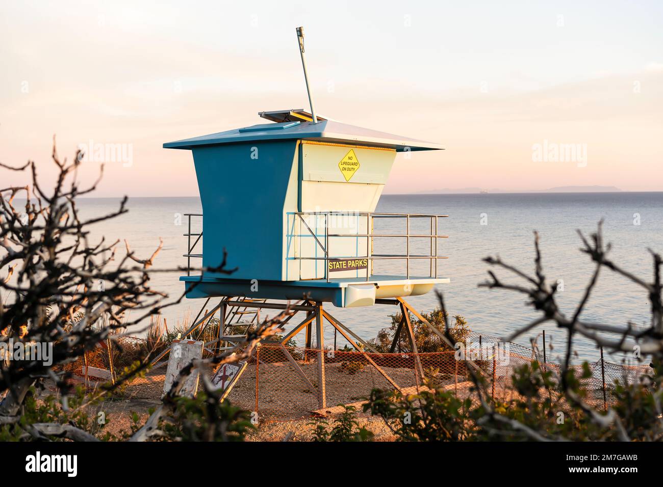 Ein Rettungsschwimmturm bei Sonnenuntergang in El Matador Beach, Malibu, Kalifornien Stockfoto
