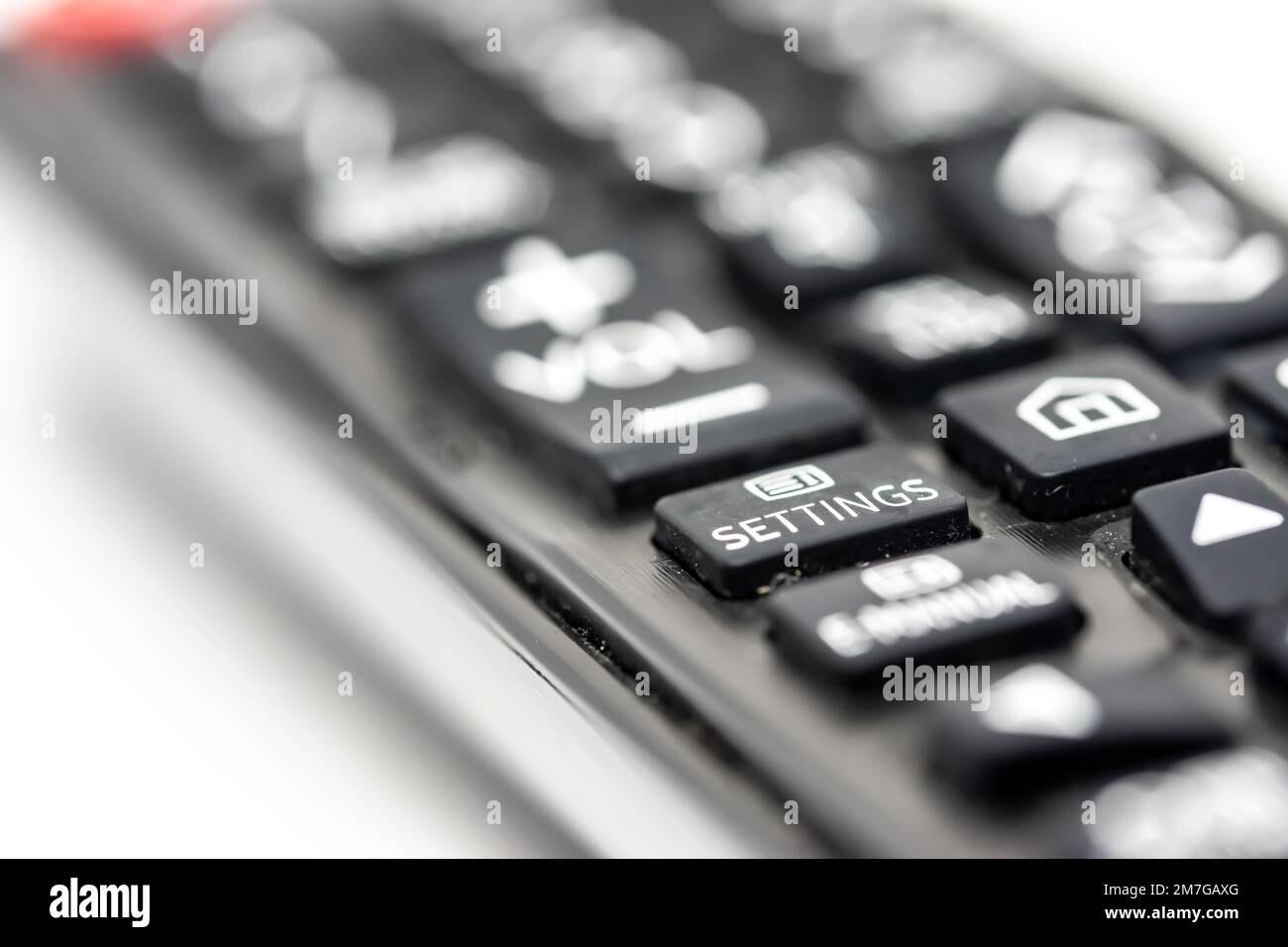 Nahaufnahme einer TV-Fernbedienung mit Fokus auf der Einstellungstaste Stockfoto