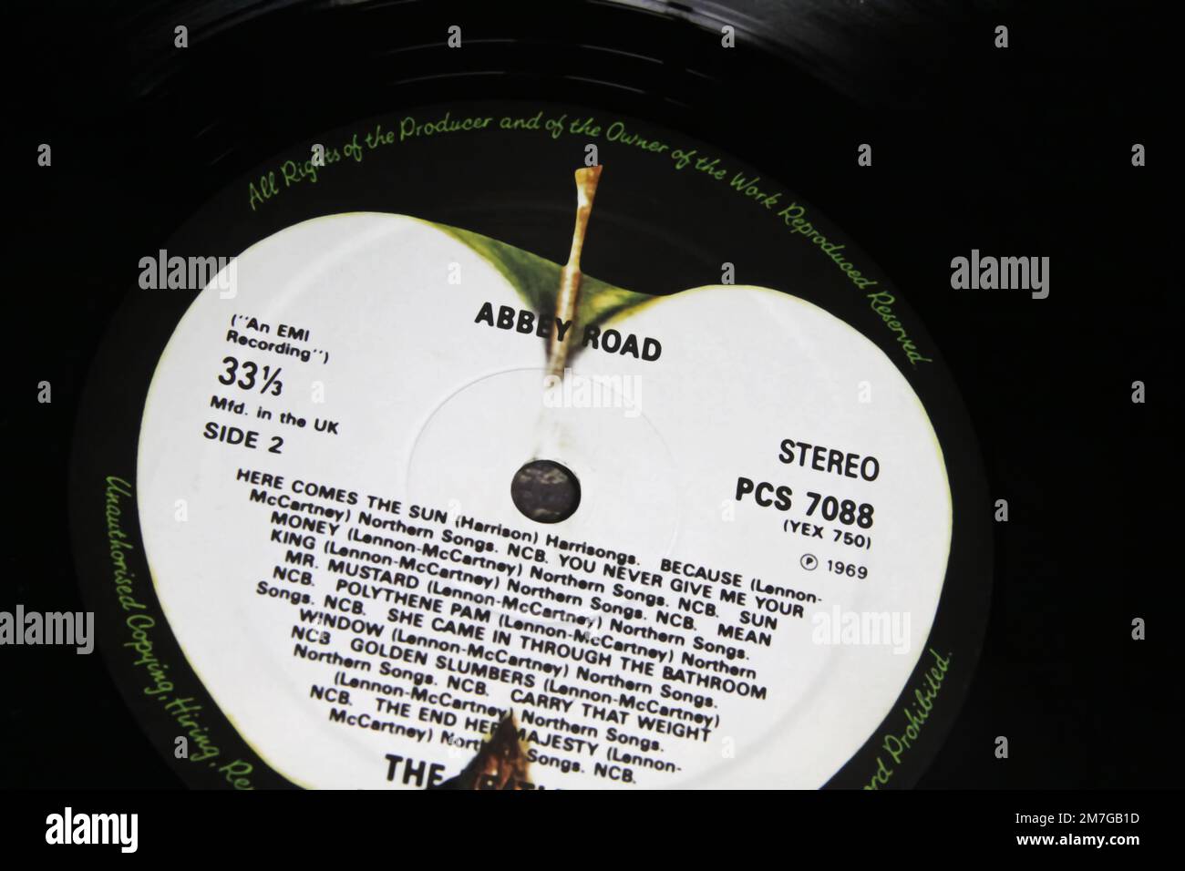 Viersen, Deutschland - November 9. 2022: Nahaufnahme der isolierten Vinylplatte mit Apple Logo Records Label des Beatles Abbey Road Albums Stockfoto