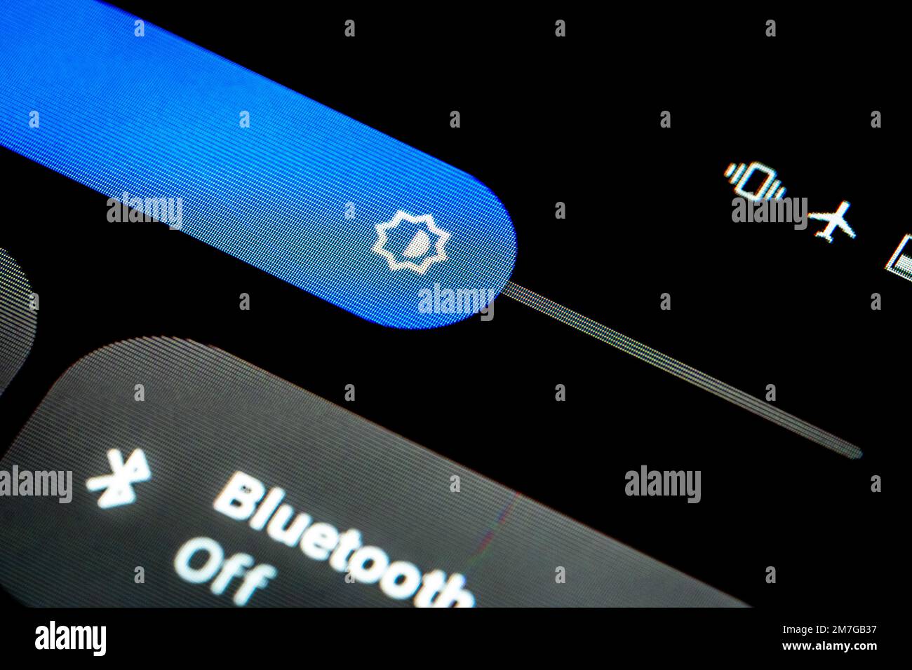 Schieberegler zum Einstellen der Helligkeit eines Smartphone-Bildschirms Stockfoto