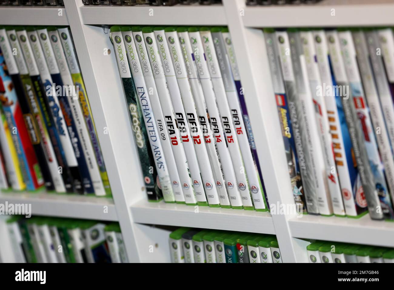 Eine riesige Bibliothek alter PlayStation -Spiele in Havant, Hampshire, Großbritannien. Stockfoto
