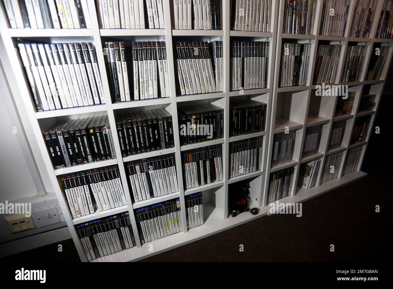 Eine riesige Bibliothek alter PlayStation -Spiele in Havant, Hampshire, Großbritannien. Stockfoto