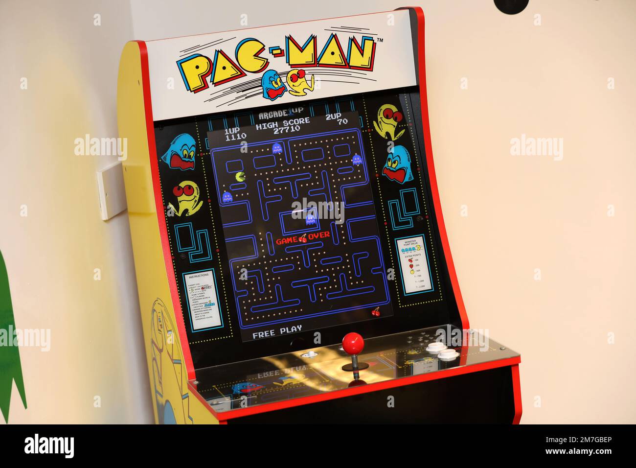 Eine alte Pac-man-Spielautomat in einem Spielecafe in Havant, Hampshire, Großbritannien. Stockfoto