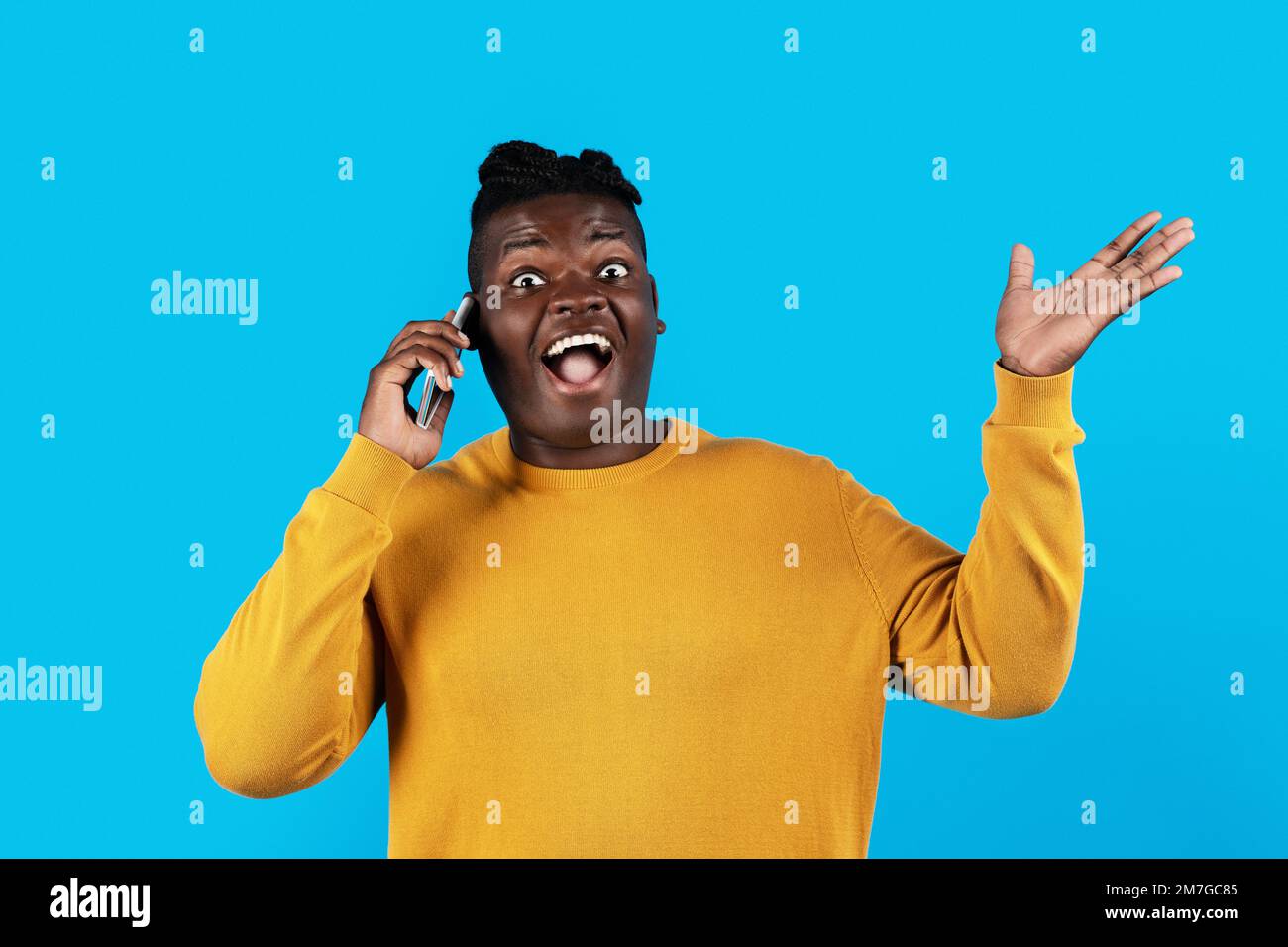 Mobiltelefonanruf. Porträt Eines Fröhlichen Schwarzen Mannes, Der Auf Dem Handy Spricht Und Vor Aufregung Schreit, Fröhlicher Afroamerikanischer Mann, Der Ein Angenehmes Telefon Genießt Stockfoto