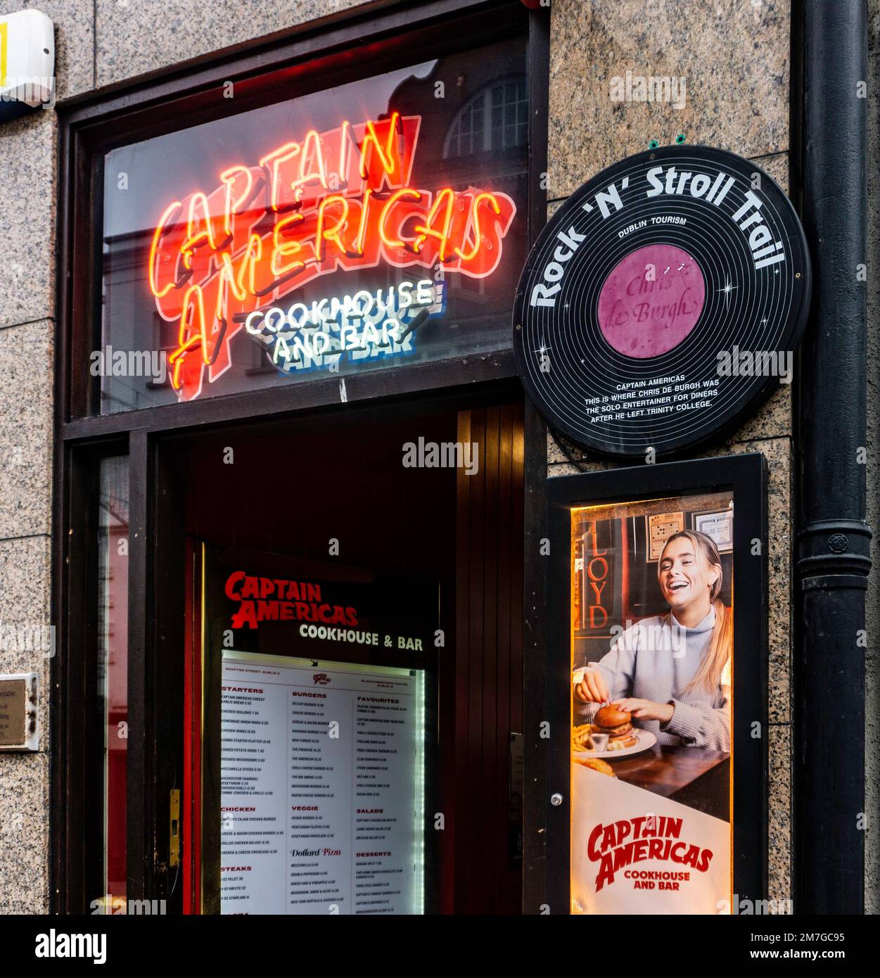 Der Eingang zu Captain America's Cookhouse & Bar in Grafton Street, Dublin, Irland. Seit 1971 im Geschäft. Stockfoto