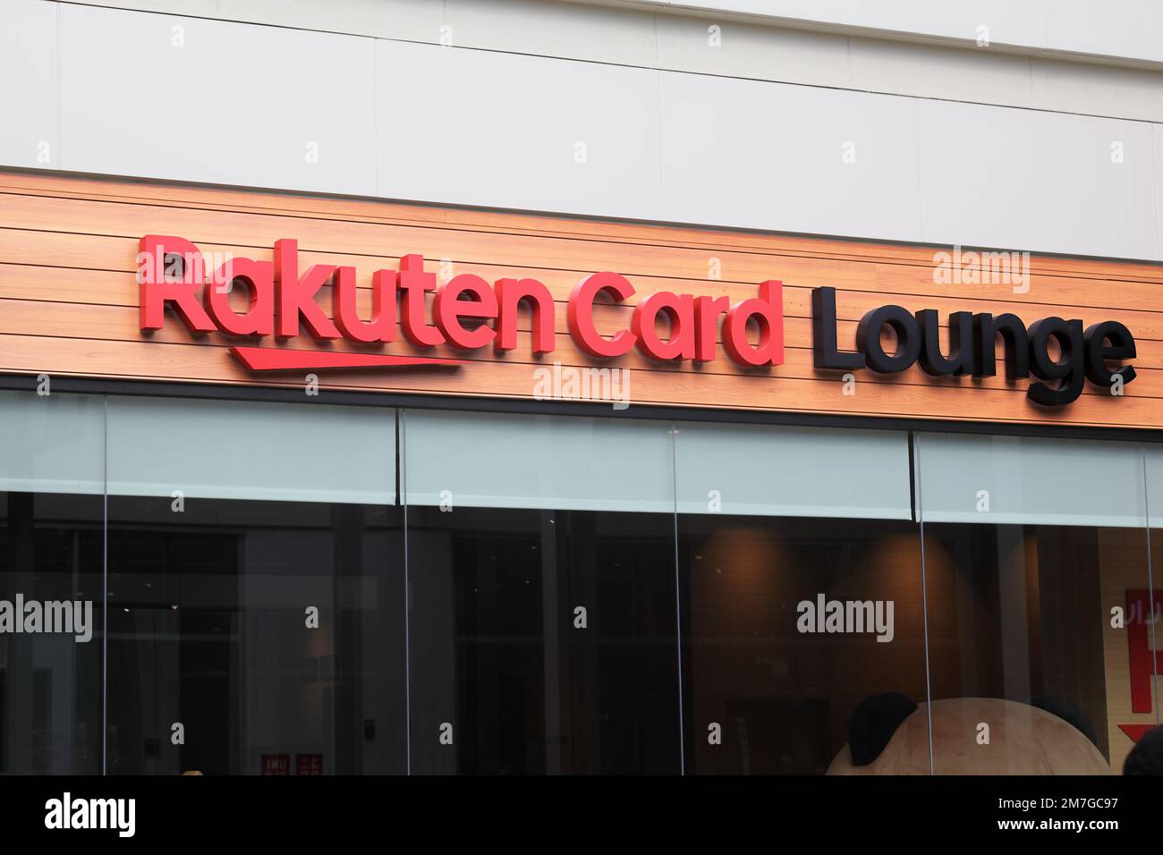 Honolulu, HI - 8. Januar 2023: Rakuten Card Lounge Service Center im Ala Moana Shopping Center Stockfoto