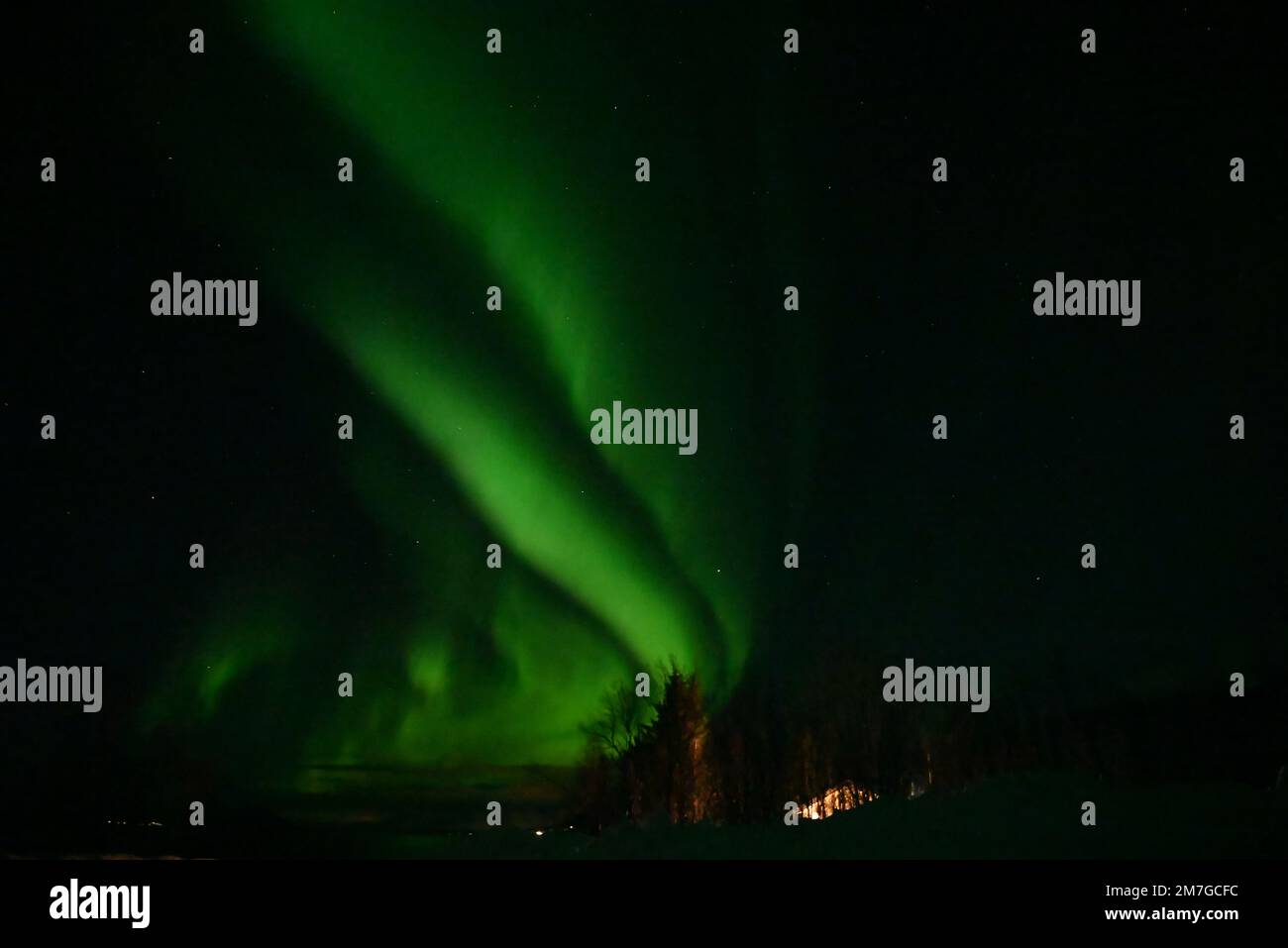 Nordlichter in der Nähe der Stadt Tromso, Norwegen, im Winter. Stockfoto