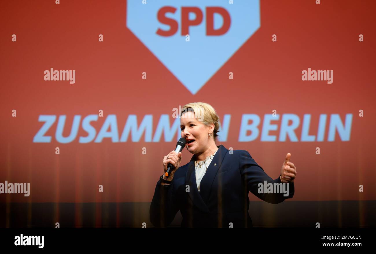 Berlin, Deutschland. 09. Januar 2023. Franziska Giffey (SPD), Bürgermeisterin Berlins, spricht beim Wahlkampfstart der SPD für die Wiederholung der Wahl für das Berliner Repräsentantenhaus am 12. Februar 2023 im Varieté Wintergarten. Das Staatsverfassungsgericht hat die Wahlen zum Repräsentantenhaus und den Bezirksparlamenten vom September 2021 wegen zahlreicher Störungen und schwerwiegender systemischer Mängel für ungültig erklärt und eine vollständige Wiederholung gefordert. Kredit: Bernd von Jutrczenka/dpa/Alamy Live News Stockfoto