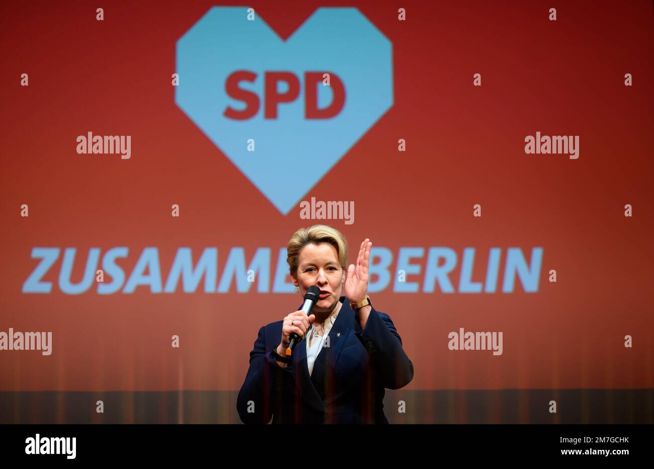 Berlin, Deutschland. 09. Januar 2023. Franziska Giffey (SPD), Bürgermeisterin Berlins, spricht beim Wahlkampfstart der SPD für die Wiederholung der Wahl für das Berliner Repräsentantenhaus am 12. Februar 2023 im Varieté Wintergarten. Das Staatsverfassungsgericht hat die Wahlen zum Repräsentantenhaus und den Bezirksparlamenten vom September 2021 wegen zahlreicher Störungen und schwerwiegender systemischer Mängel für ungültig erklärt und eine vollständige Wiederholung gefordert. Kredit: Bernd von Jutrczenka/dpa/Alamy Live News Stockfoto