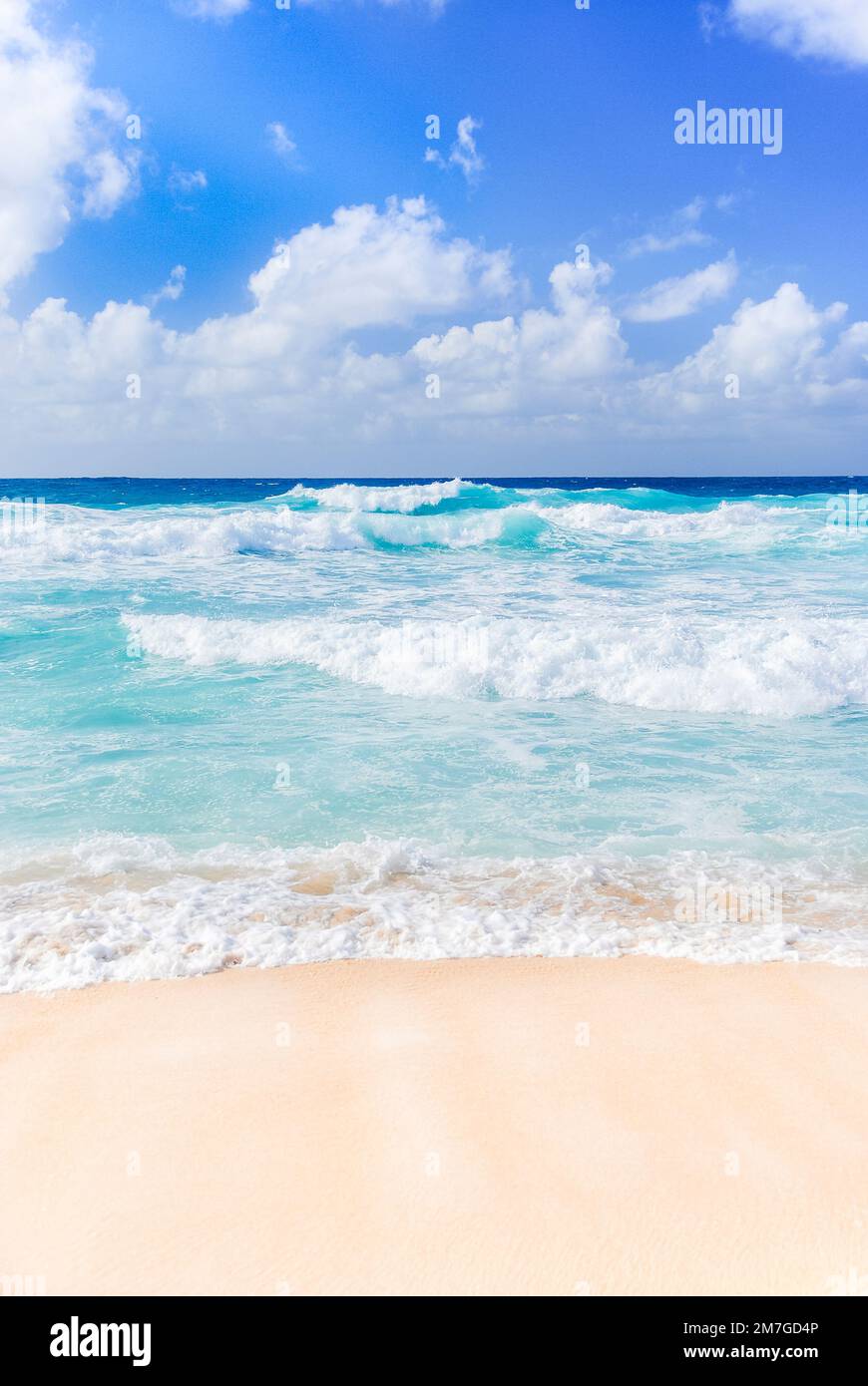 Atemberaubendes blaues Meer. Hawaiianischer Strand. Stockfoto