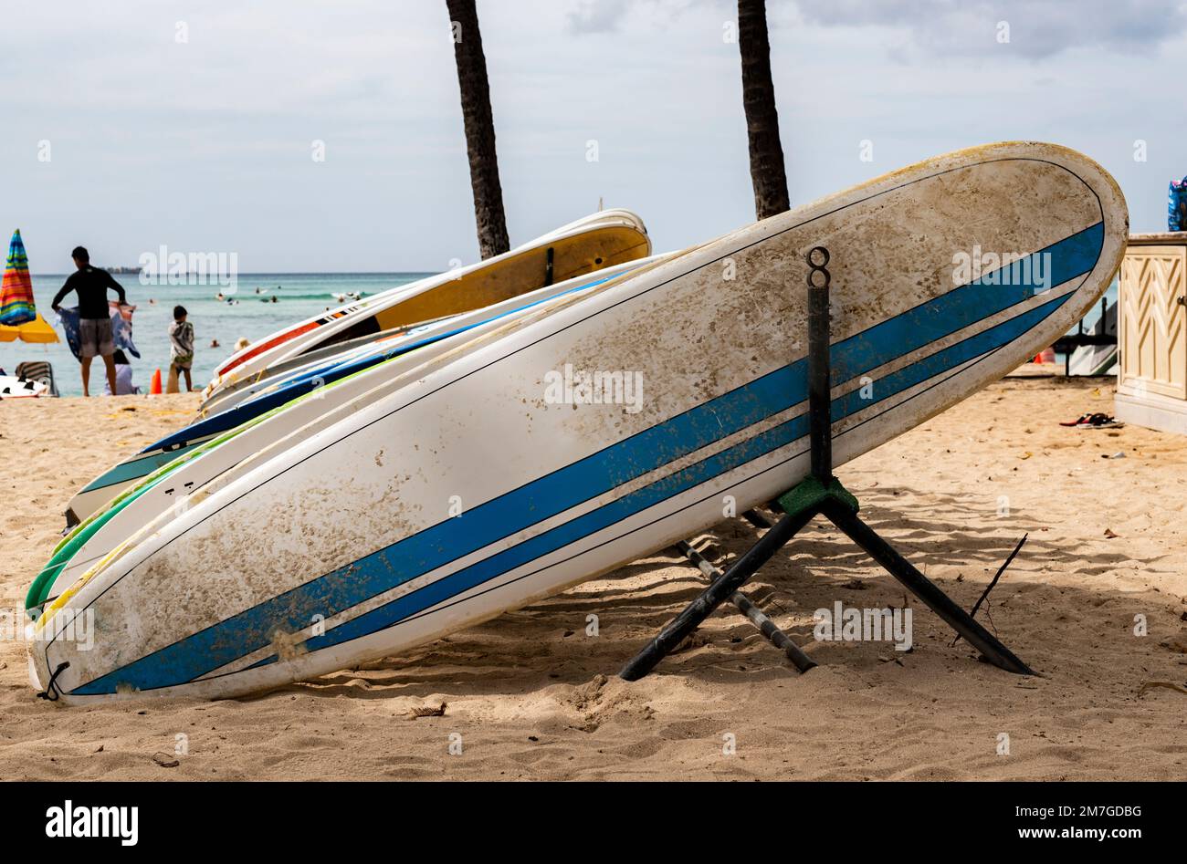 Surfbretter in einem Board Rack in Waikiki, Hawaii, USA Stockfoto
