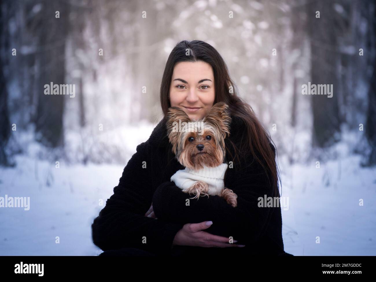 Winterporträt eines Mädchens mit ihrer besten Freundin - einem Hund. Die beste Freundschaft ist zwischen einem Menschen und einem Hund. Stockfoto