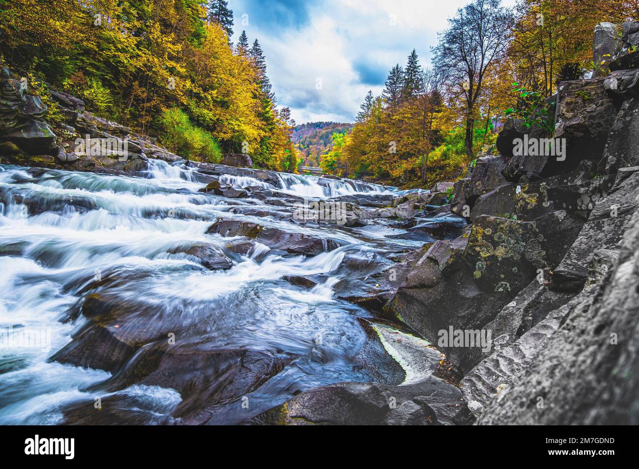 Yaremche-Wasserfall, Prut-Gebirgsfluss in den Karpaten. Ukraine Stockfoto