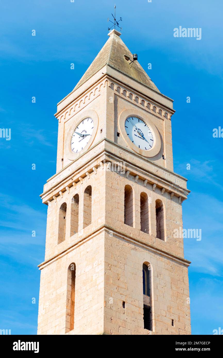 Kirchturm mit Uhr der Kirche „Mare de Déu del Carme“ in Porto Cristo, Mallorca. Stockfoto