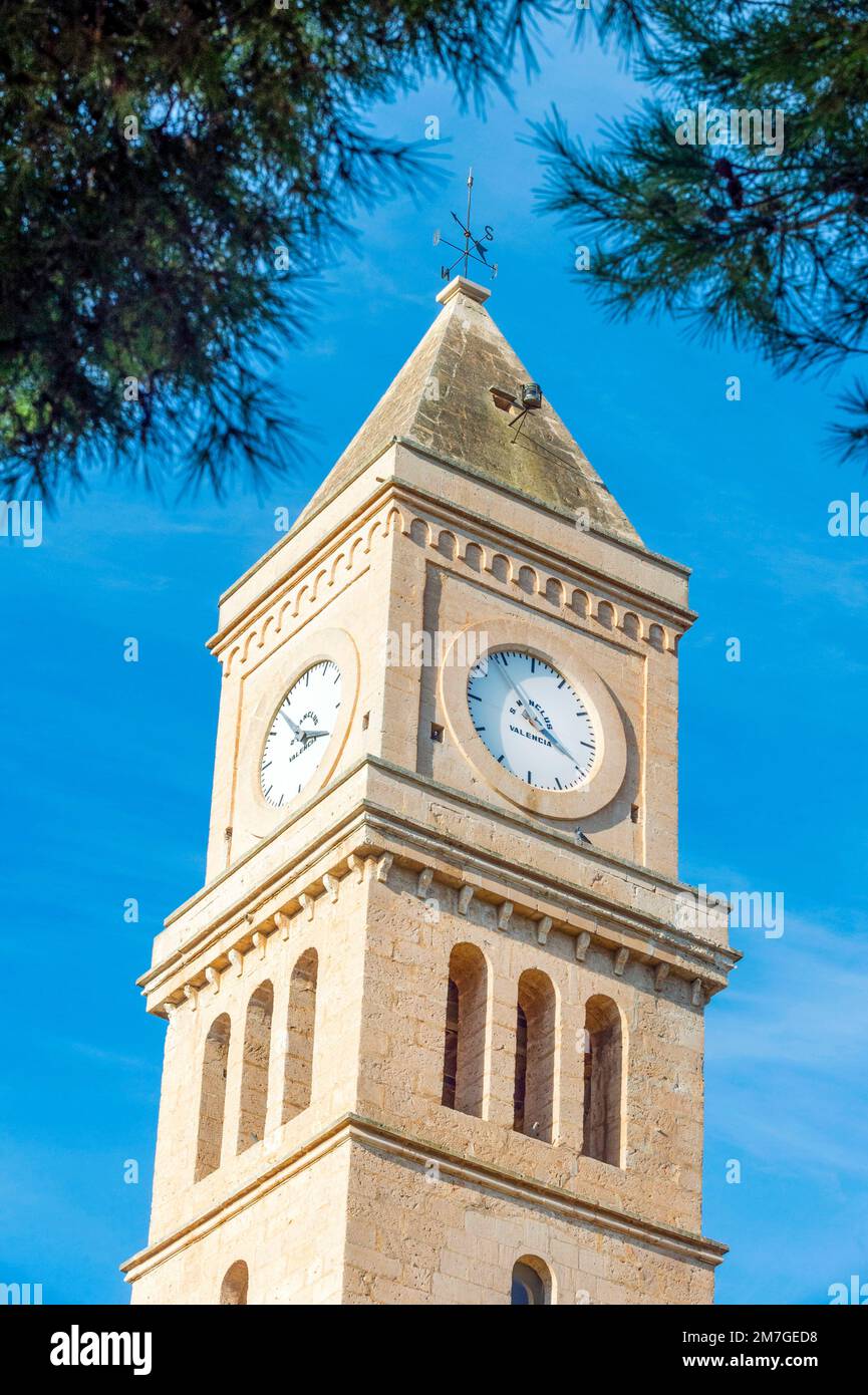 Kirchturm mit Uhr der Kirche „Mare de Déu del Carme“ in Porto Cristo, Mallorca. Stockfoto