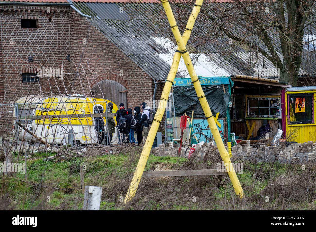 Mit der Räumung des Dorfes Lützerath im Braunkohlebergwerk Garzweiler 2 versuchen Aktivisten, die Vorbereitung auf das kommende e zu behindern Stockfoto