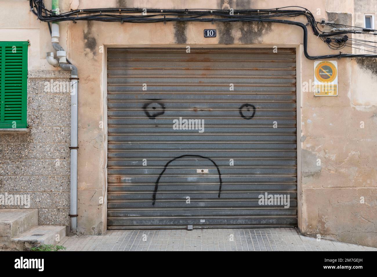 Trauriges Garagentor in Porto Cristo, Mallorca. Stockfoto
