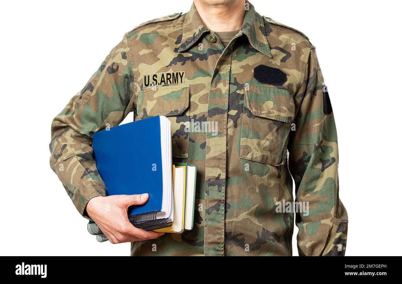 Soldat mit Büchern in der Hand und bereit, als Schüler vor weißem Hintergrund wieder zur Schule zu gehen Stockfoto