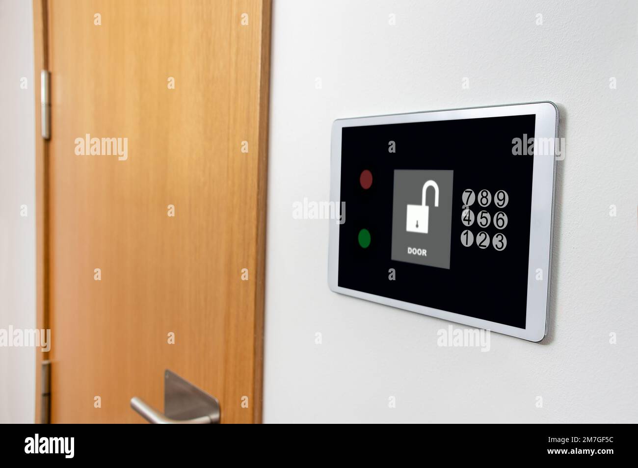 Nahaufnahme eines automatischen Sicherheitssystems an einem Haus, das die Eingangstür verriegelt Stockfoto