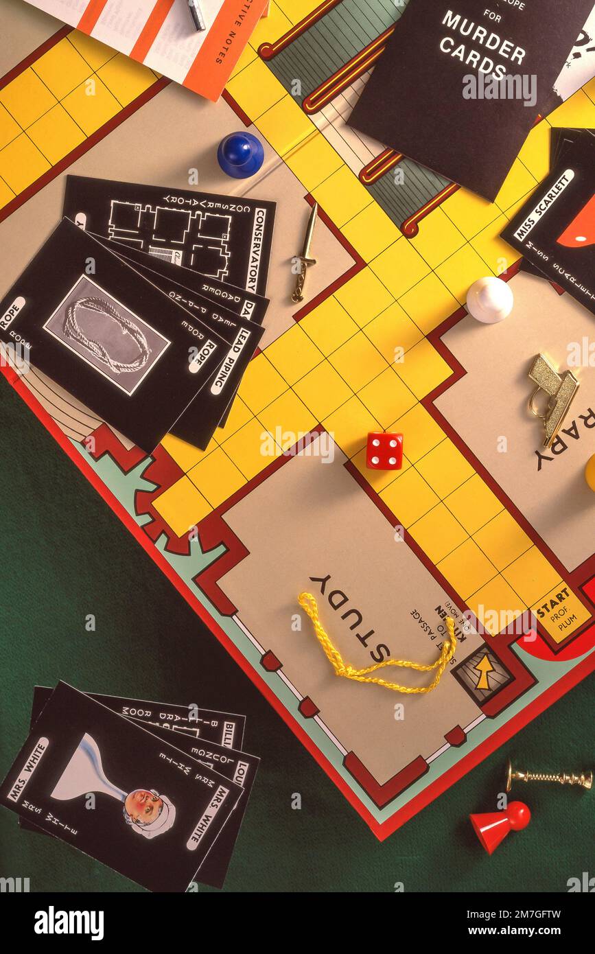 Cleudo Murder Mystery Brettspiel mit Zählern, Karten und Mordwaffen Stockfoto