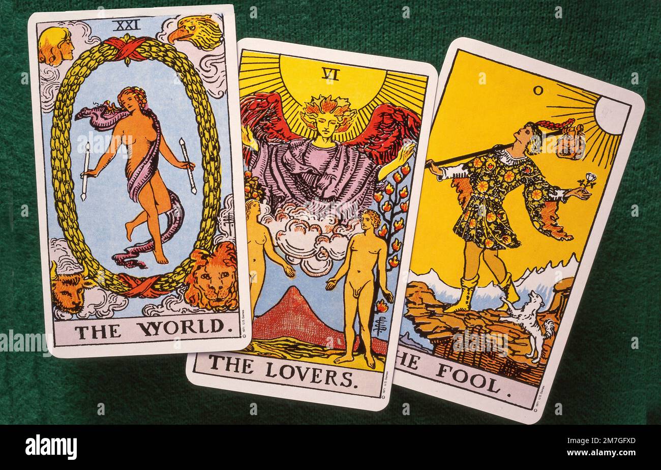„The World“-, „Lovers“- und „Fool Tarot“-Karten auf dem Filztisch, Greater London, England, Großbritannien Stockfoto