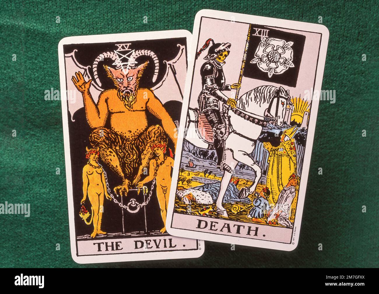The Devil and Death Major Arcana Tarot Karten auf Filzkartentisch, Greater London, England, Großbritannien Stockfoto