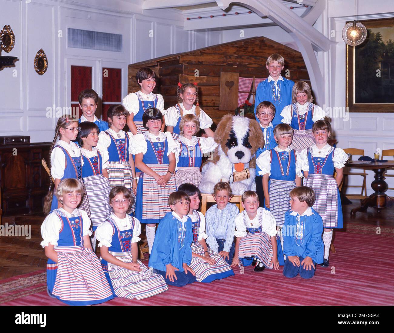 Kindergruppe im Schweizer Folkloreabend, Luzern (Luzern), Luzern, Schweiz Stockfoto