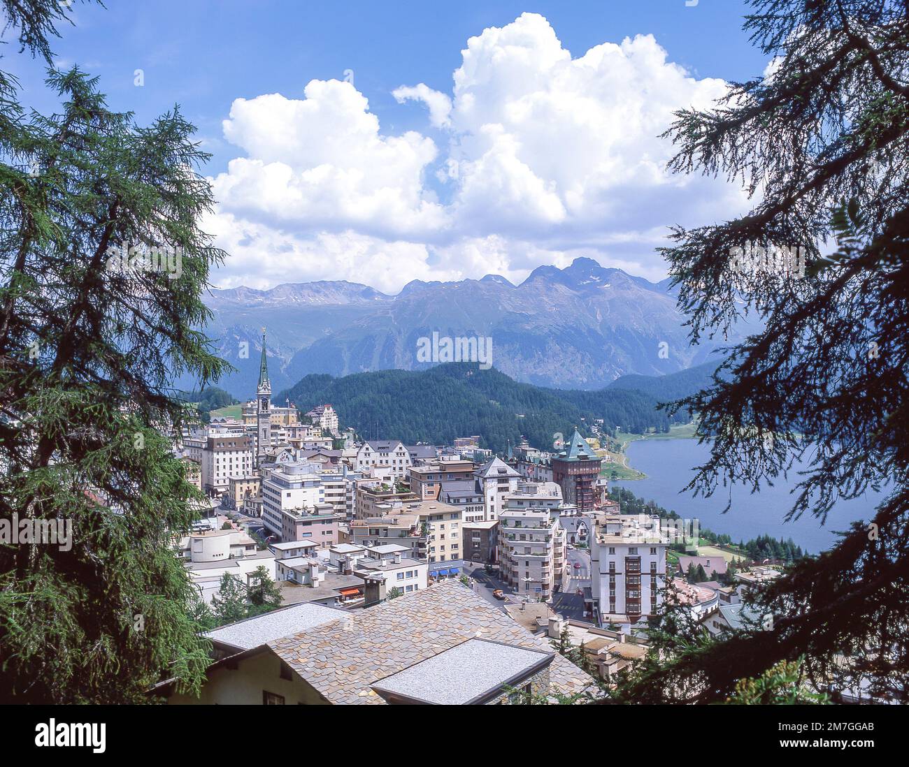 Blick auf Stadt und See, St. Moritz, Engadin, Graubünden, Schweiz Stockfoto