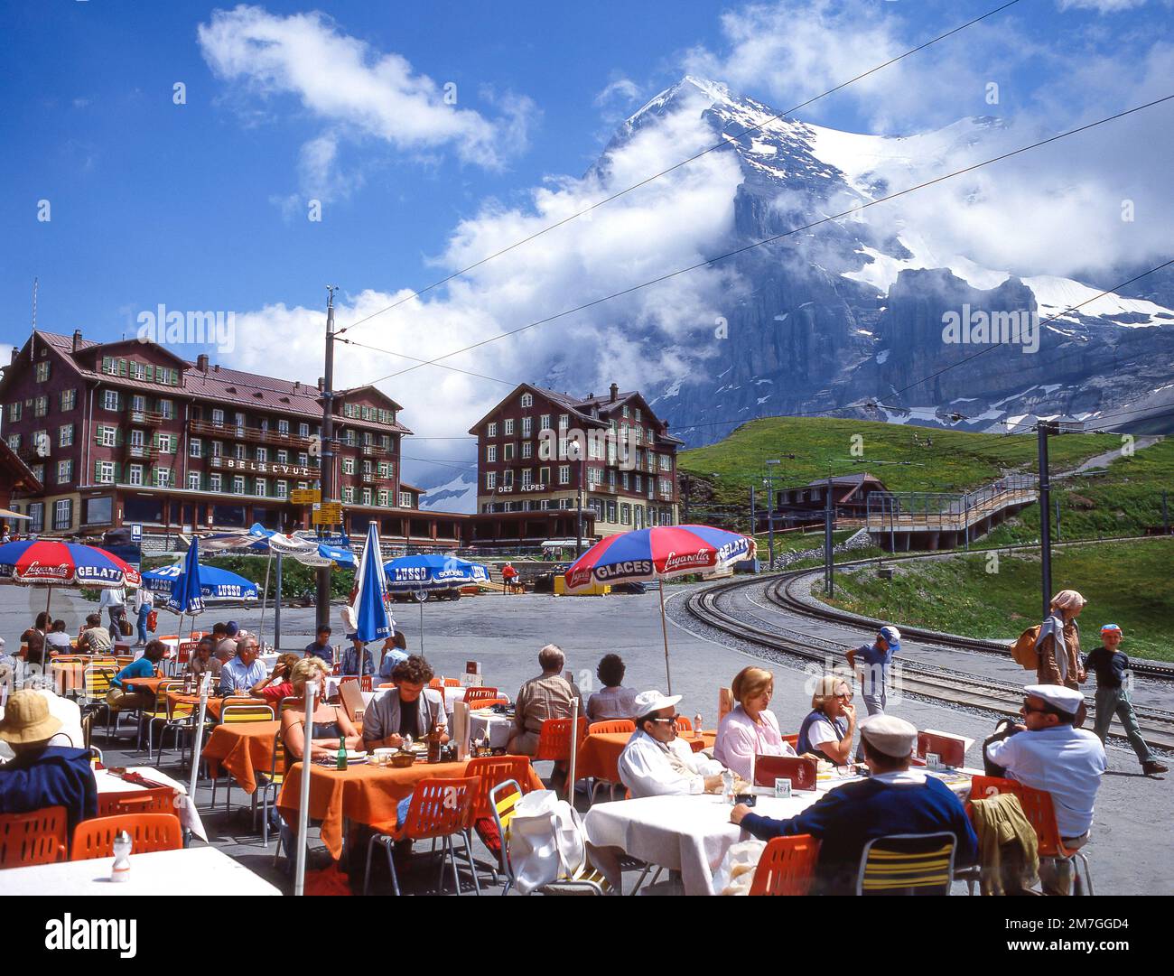 Hotel Bellevue des Alpes und Eiger Berg vom Bahnhof kleine Scheidegg, kleine Scheidegg Pass, Bern, Schweiz Stockfoto
