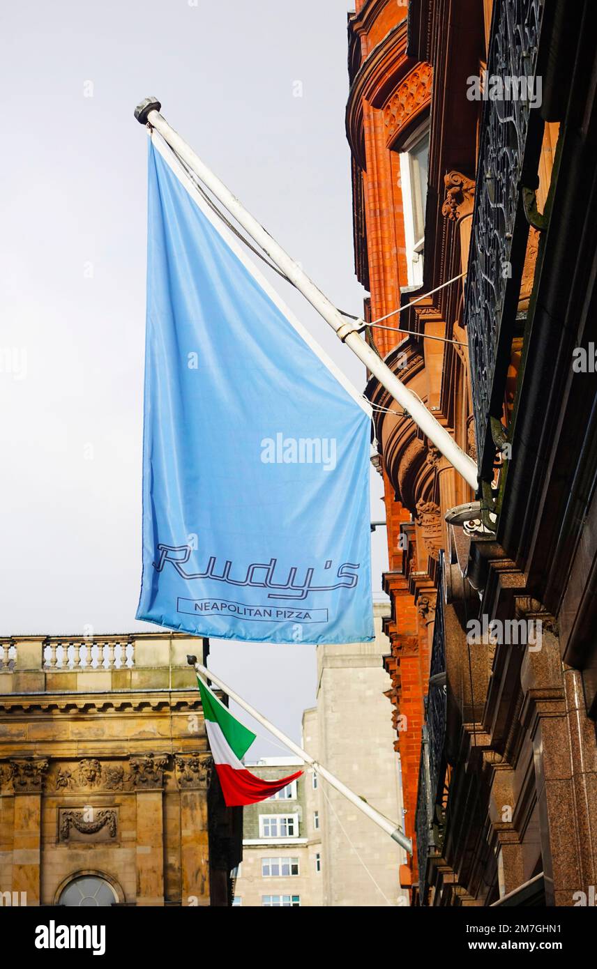 Die italienische Flagge und Rudy's Pizzeria Flagge auf der Castle Street in Liverpool Stockfoto