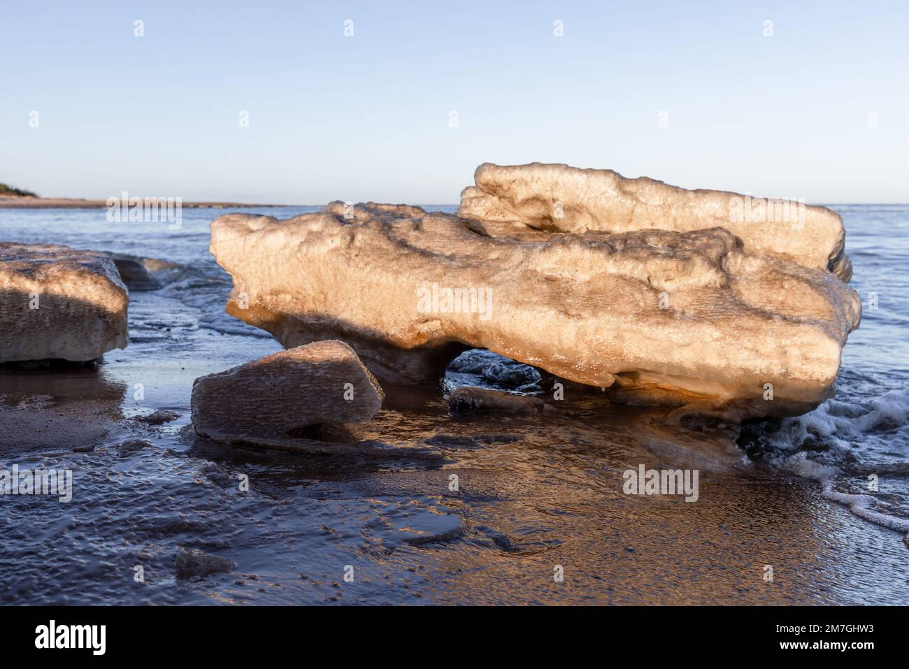 Schmelzende Eisschollen lagen an der Ostseeküste, natürliches Winterfoto Stockfoto
