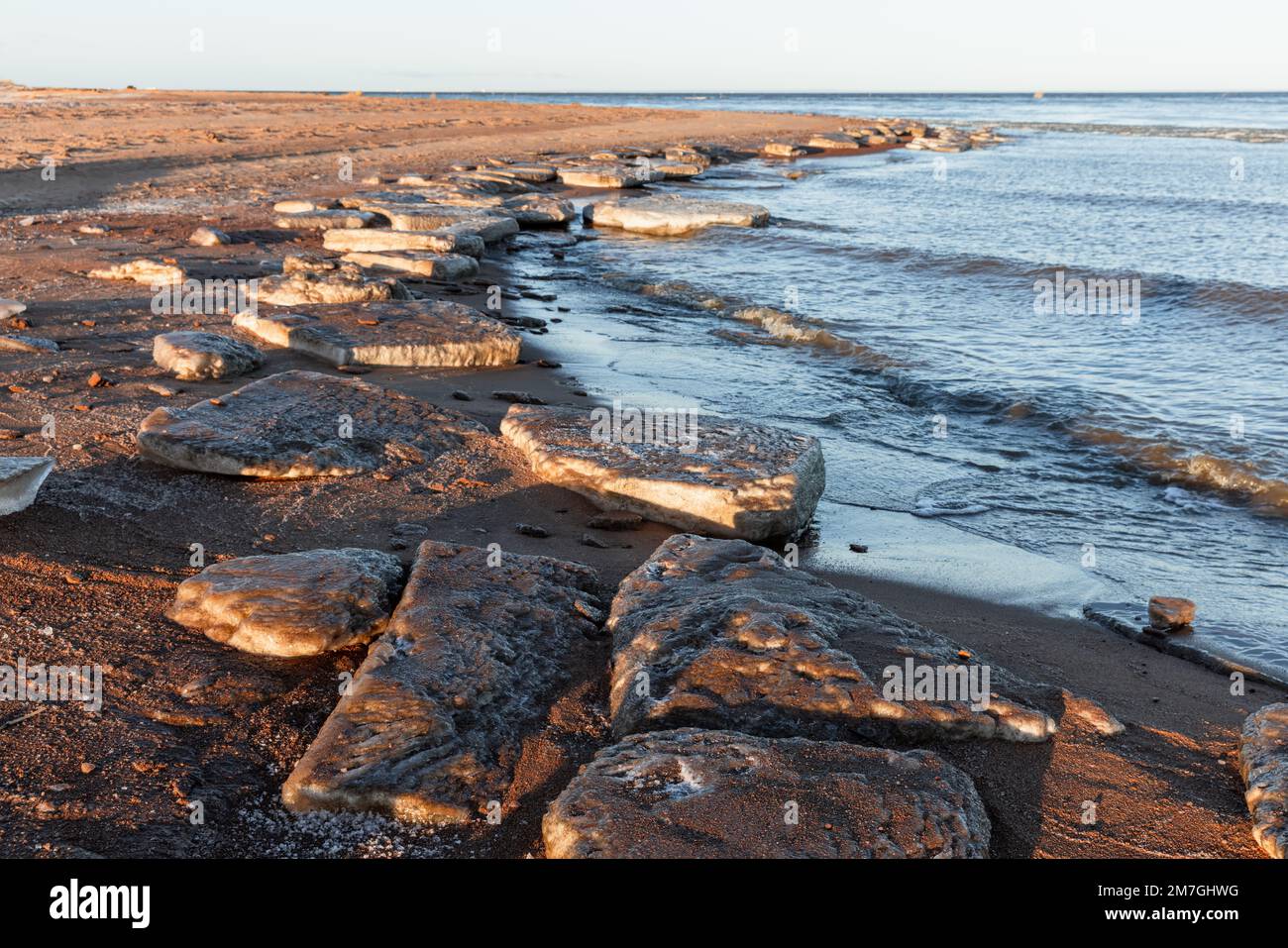 Schmelzende Eisschollen lagen an der Ostseeküste, natürlicher Winterhintergrund Stockfoto